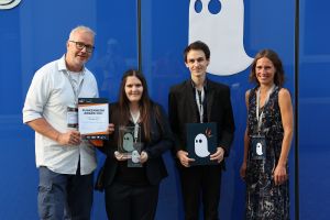 Sophie Weiß (2. v. l.) und Maximilian Keiling (2. v. r.) nahmen von Prof. Dr. Norbert Gerth (links) und Laetitia Ory (rechts) den Funkenwerk Award in der Kategorie Marktpotenzial für das Projekt „Schule gelungen“ entgegen.