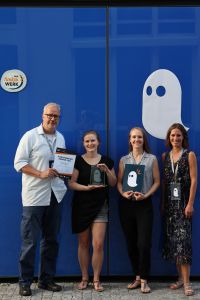 Den Sonderpreis in der Kategorie Nachhaltigkeit erhielt das Team „INA – Inklusion für Alle“: Daniela Hach (2. v. l.) und Patricia Urbas (2. v. r.) erhielten den Funkenwerk Award von Prof. Dr. Norbert Gerth (links) und Laetitia Ory (rechts)