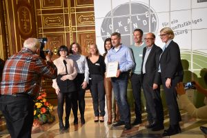 nachhaltige Gewässersanierung lohnt sich - Preisverleihung des Augsburger Zukunftspreises an NaturSinn im Goldenen Saal des Rathauses Augsburg