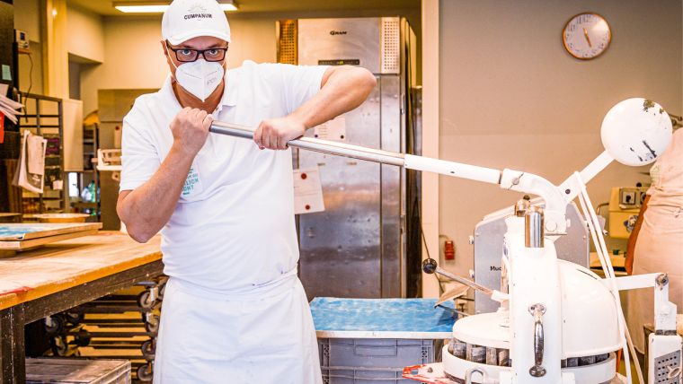 Der Start-up Bäcker André Heuck bei der Arbeit