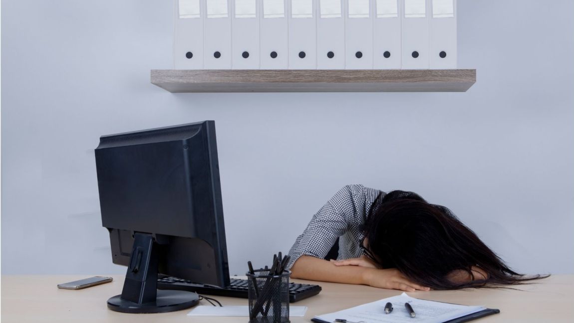 Müde am Arbeitsplatz - auch wegen zu frühem Aufstehen